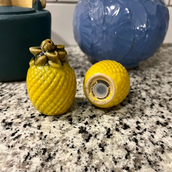 Ceramic Pineapple Salt and Pepper Shakers Yellow 2 Piece Set Brand New in box - Picture 2 of 11